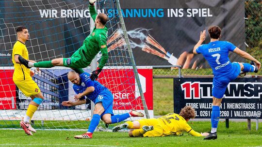 Sowohl der FC Emmelshausen-Karbach (blaue Trikots) als auch die TuS Koblenz wollen in der kommenden, vielleicht stärksten Oberli
