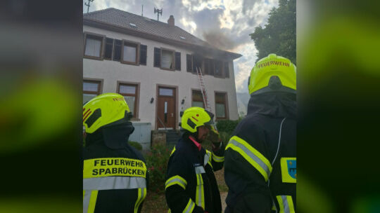 Zimmerbrand in Münchwald: Beim Eintreffen der Feuerwehren drang dichter Rauch aus einem Fenster der Wohnung, auch der Treppenrau