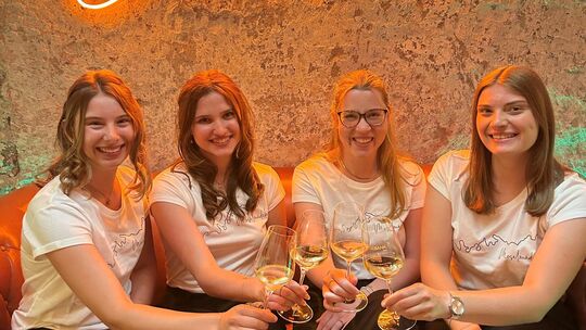 Wollen neue Moselweinkönigin werden: (von links) Christina Servatius aus Traben-Trarbach, Viktoria Göbel aus Cochem, Johanna Dax Wollen neue Moselweinkönigin werden: (von links) Christina Servatius aus Traben-Trarbach, Viktoria Göbel aus Cochem, Johanna Dax