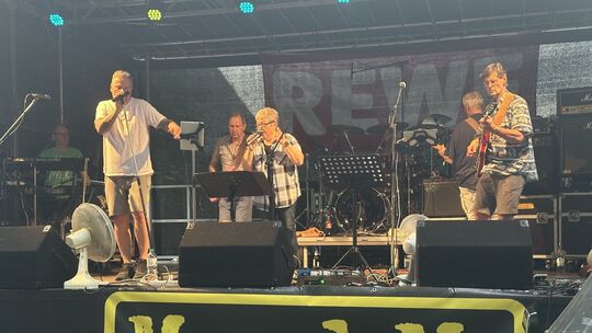 Bestens war die Stimmung beim Auftritt der rheinhessischen Rock-Coverband M.u.d.M., die die Zuhörer am Freitagabend mit einem fa