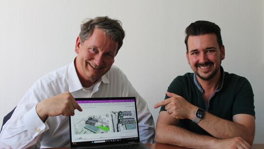 Investor Rüdiger von Stengel (links) und der Bad Emser Stadtbürgermeister Oliver Krügel mit den digitalen Unterlagen für den neu