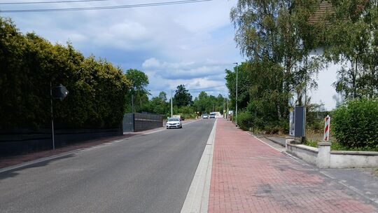 Das Ende der Straßenbauarbeiten an der L317 Bahnhof Steinefrenz ist angekündigt, bald kann der Verkehr wieder fließen.