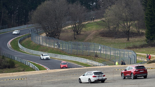 Ohne Gegenverkehr über die Nordschleife: Das ist bei den Touristenfahrten am Nürburgring möglich. Ungefährlich ist das Ganze nic