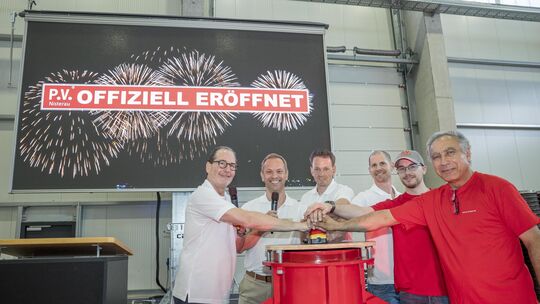 Mit einem symbolischen Knopfdruck brachten sie das neue Betonwerk in Nisterau gemeinsam zum Laufen: (von links) Ernestos Varvaro