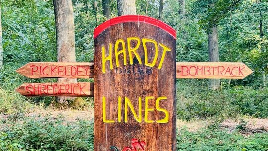 Wer hätte das gedacht: Einer der 2024 gebauten Mountainbike-Pfade auf der Hardt trägt mit "Bombtrack" einen bezeichnenden Namen.