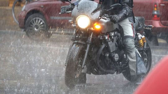 Ein Motorradfahrer bei starkem Regen Ein Motorradfahrer bei starkem Regen