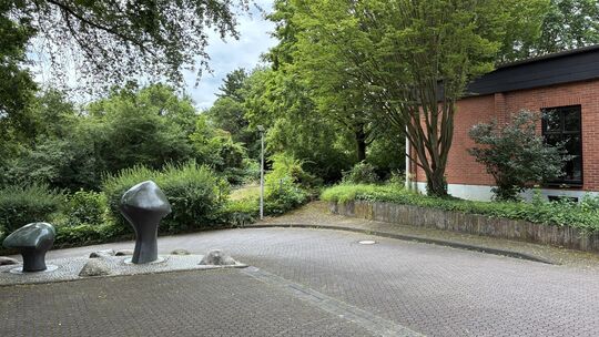 Neben der Sporthalle an der Karl-Möhlich-Straße im Koblenzer Stadtteil Güls soll eine Kita gebaut werden. Aktuell befindet sich