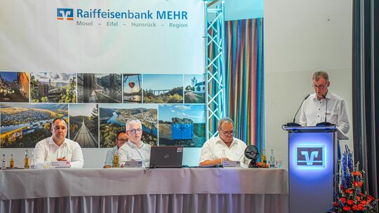 Bei der Generalversammlung der Raiffeisenbank Mehr präsentierte der Vorstand die Geschäftszahlen. Die Bilanzsumme stieg 2025 auf