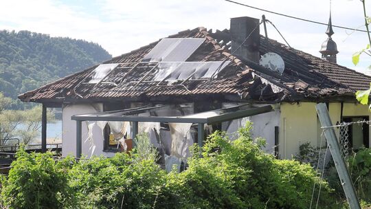 Das schwer beschädigte Gebäude steht auch Monate nach dem Brand noch leer und ist mittlerweile zu einem unübersehbaren „Blickfan