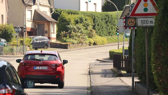 Zu viel Lärm an der Steinerother Straße: Das stört die direkten Anwohner. In zwei Anträgen ist das Thema in der jüngsten Stadtra