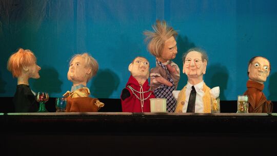 "Männerhumor" und mittendrin Ilse Bromsböttel: Alle Figuren in "Godowdämmerung" werden von einem einzigen Puppenspieler gespielt