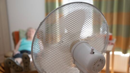 Ventilatoren bringen bei den hohen Temperaturen Erleichterung für die Bewohner des Altenzentrums Haus Elisabeth in Boppard. (Sym