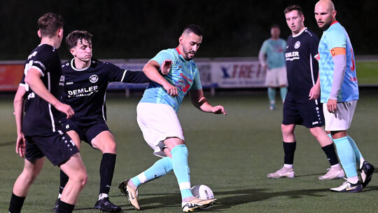 Die SG Hammer Land (in Blau) veranstaltet ein Benefizspiel gegen den Oberligisten Cosmos Koblenz. Trainer Hans-Josef Held (am Ba