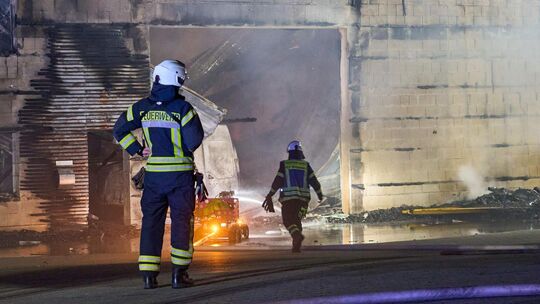 Nach einem Vollbrand ist die Halle eines holzverarbeitenden Betriebs in Niederzissen zerstört. Nach einem Vollbrand ist die Halle eines holzverarbeitenden Betriebs in Niederzissen zerstört.