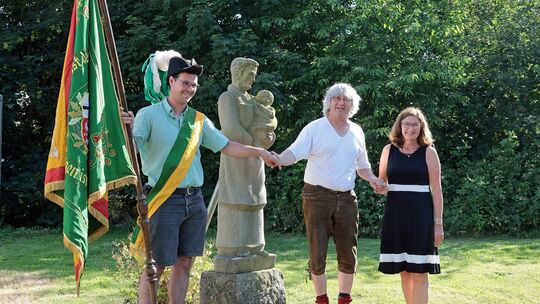 Zunftmeister Lukas Römer (von links), Altmeister Herbert "Fuzzy" Bätz und Jungmeisterin Ruth Holbach an der Statue des heiligen