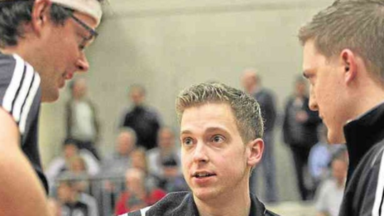 Lagebesprechung: Das Windhagener Intercup-Trio mit (von links) Sebastian Sauer, Daniel Wichmann und Kevin Braatz berät die Takti