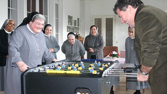 Beim Kickerturnier musste der damalige Bad Hönninger Verbandsbürgermeister Michael Mahlert alles geben, um gegen Schwester Gabri