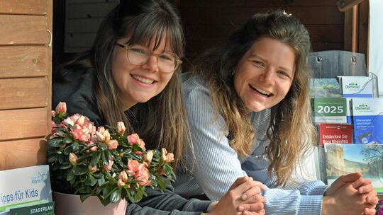 Debora (links) und Miriam Wessling pachten den Campingplatz am Rhein in Oberwesel seit 1. Januar 2025. Beide waren vorher selbst