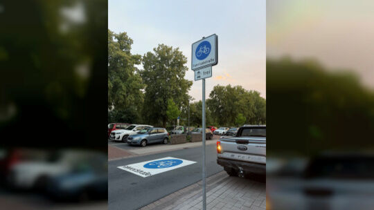 Weil dieses Schild zunächst fehlte, das auch "normalen" Verkehr in der Bahnhofstraße zulässt, kam es zu beginn der Neuausweisung