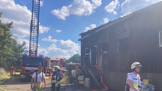 Zwischen Masburg und Urmersbach hat die Scheune eines Bauernhofes gebrannt, in der Rinder untergebracht sind. Die Feuerwehren ha