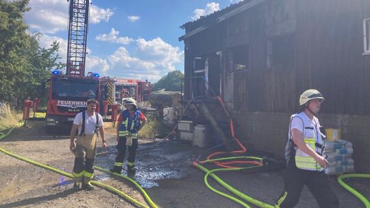Zwischen Masburg und Urmersbach hat die Scheune eines Bauernhofes gebrannt, in der Rinder untergebracht sind. Die Feuerwehren ha