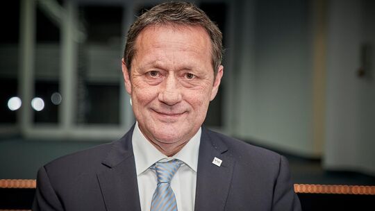 Sechs Kandidatinnen und Kandidaten bewerben sich um die Nachfolge von Achim Schwickert als Landrat des Westerwaldkreises, nachde