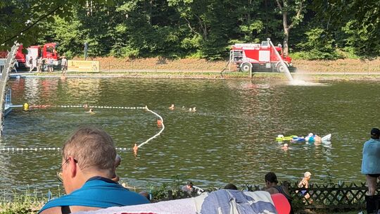 Um den Sauerstoffgehalt im Wasser im Naturschwimmbad in Hamm bei den hohen Temperaturen zu gewährleisten, musste die Feuerwehr a