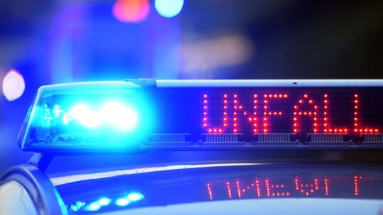 Polizei sichert Unfallstelle Polizei sichert Unfallstelle