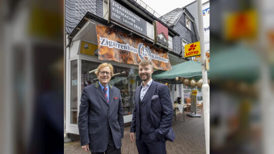 Dieter Sahm (links) und sein Sohn Alexander leiten bereits in fünfter beziehungsweise sechster Generation das Zigarrenhaus Kistm