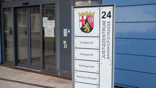 Das Landgericht Kaiserslautern steht in der Nähe des Bahnhofs. Das Landgericht Kaiserslautern steht in der Nähe des Bahnhofs.