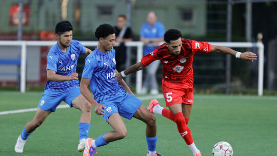 Mo Saed (rotes Trikot) kam für den FC Rot-Weiss Koblenz im Testspiel gegen den FC Emmelshausen-Karbach zum ersten Mal zum Einsat
