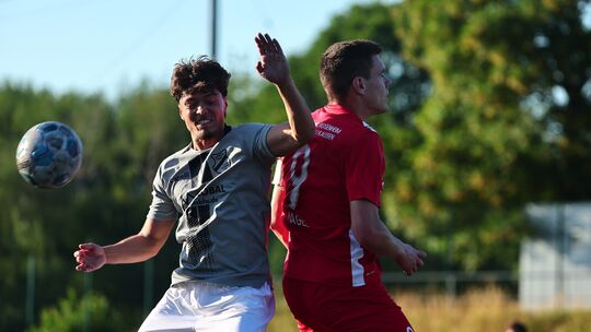 Malbergs Justin Nagel (rotes Trikot, hier im Zweikampf mit Jannis Muth) traf gegen seinen Ex-Verein Sportfreunde Eisbachtal beim
