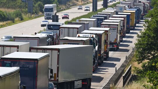 Autobahn 2 bei Burg wegen Hitzeschäden gesperrt Autobahn 2 bei Burg wegen Hitzeschäden gesperrt
