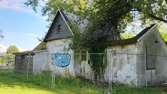 Der Alte Bahnhof in Sainscheid fristet ein trauriges Dasein. Das soll sich bald ändern. Geld steht nun auch bereit.