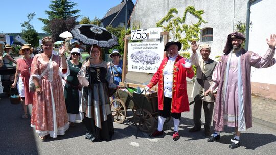 In historischen Gewändern grüßten der Roxheimer Ortsbürgermeister Frank Bellmann (3.von rechts) und sein Team die Zuschauer am S