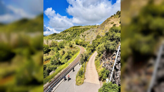 Softies fahren hier unten weiter zum Niederthälerhof. Wer aber den Kick sucht, der biegt hier in die Rampe nach Schlossböckelhei