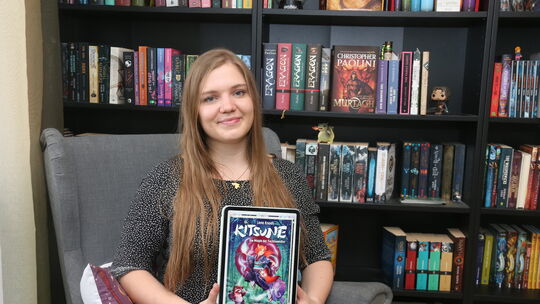 Lena Knodt und ihr erstes noch nicht gedrucktes Kinderbuch. Bei dem Werk, dass sie in ihren Händen hält, handelt es sich um das