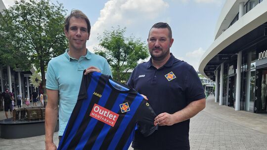 Outlet-Geschäftsführer Philipp Dommermuth (links) und TuS-Vorsitzender Christian Krey präsentieren das Trikot für die kommende S