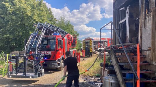 Zwischen Masburg und Urmersbach hat die Scheune eines Bauernhofes gebrannt, in der Rinder untergebracht sind. Die Feuerwehren ha