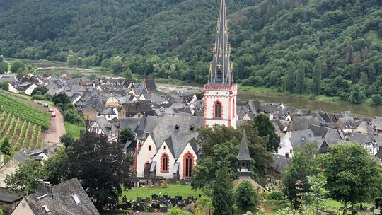 Blick über Ediger-Eller mit der Kirche in Ediger. Die Gemeinde gewann Silber beim diesjährigen Bundeswettbewerb "Unser Dorf hat Blick über Ediger-Eller mit der Kirche in Ediger. Die Gemeinde gewann Silber beim diesjährigen Bundeswettbewerb "Unser Dorf hat
