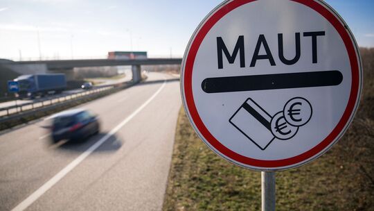 Ein Verkehrsschild weist auf die Mautpflicht hin Ein Verkehrsschild weist auf die Mautpflicht hin
