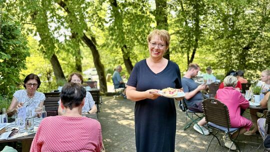 Petra Schneider ist Gastgeberin aus Leidenschaft. Auf den vier Außenterrassen können Gäste im Sommer im Schatten der Bäume ihre
