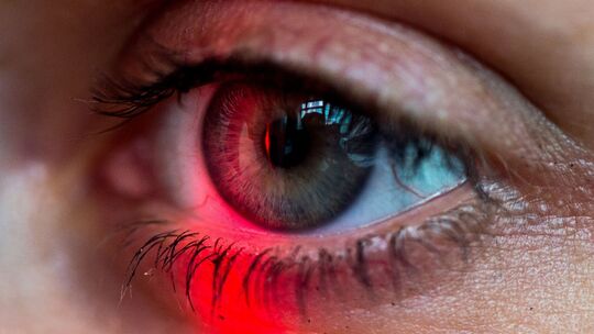 Auge einer Frau in rotem Licht Auge einer Frau in rotem Licht