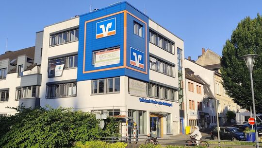 In der Region weiter vertreten: Seit vergangenem Jahr wird zum Beispiel der Standort der Volksbank am Ernst-Scheuern-Platz in Di