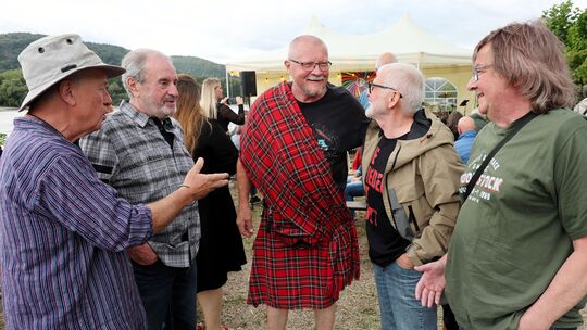 Ein Teil der Leutesdorfer Initiative „Rock 'n' Roll-Elferrat“ im vergangenen Jahr beim Woodstock-Revival-Festival.