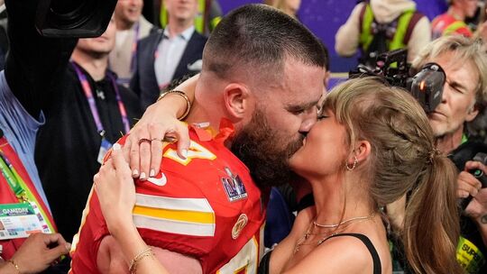 Taylor Swift küsst Travis Kelce Taylor Swift küsst Travis Kelce