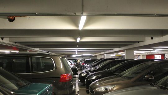 Das Parkdeck am Rewe-Markt in Bad Ems ist oft sehr gut besucht, mit dem Marktumbau sollen dort die Parkflächen größer werden, wa