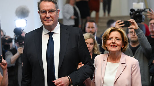 Im Sommer 2024 hatte Malu Dreyer (rechts) Alexander Schweitzer (links) als ihren Nachfolger präsentiert. Schweitzer kam im Juli