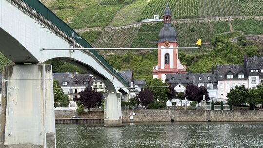 Im Bereich der Fußgängerbrücke in Zell gelangte das Heizöl durch einen Kanal in die Mosel.