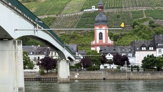 Im Bereich der Fußgängerbrücke in Zell gelangte das Heizöl durch einen Kanal in die Mosel. Im Bereich der Fußgängerbrücke in Zell gelangte das Heizöl durch einen Kanal in die Mosel.